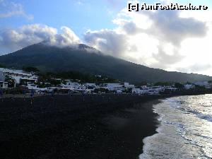 [P16] Nisipul negru al plajei de pe Stromboli. Vulcanul pufaia un trabuc » foto by MCM
 - 
<span class="allrVoted glyphicon glyphicon-heart hidden" id="av536816"></span>
<a class="m-l-10 hidden" id="sv536816" onclick="voting_Foto_DelVot(,536816,23043)" role="button">șterge vot <span class="glyphicon glyphicon-remove"></span></a>
<a id="v9536816" class=" c-red"  onclick="voting_Foto_SetVot(536816)" role="button"><span class="glyphicon glyphicon-heart-empty"></span> <b>LIKE</b> = Votează poza</a> <img class="hidden"  id="f536816W9" src="/imagini/loader.gif" border="0" /><span class="AjErrMes hidden" id="e536816ErM"></span>