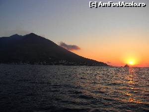 [P17] Stromboli de pe mare. In asteptarea eruptiei faceam poze la ce se nimerea. Ca de exemplu acest superb apus de soare (ca doar ma stiti ca-mi plac apusurile)  » foto by MCM
 - 
<span class="allrVoted glyphicon glyphicon-heart hidden" id="av536818"></span>
<a class="m-l-10 hidden" id="sv536818" onclick="voting_Foto_DelVot(,536818,23043)" role="button">șterge vot <span class="glyphicon glyphicon-remove"></span></a>
<a id="v9536818" class=" c-red"  onclick="voting_Foto_SetVot(536818)" role="button"><span class="glyphicon glyphicon-heart-empty"></span> <b>LIKE</b> = Votează poza</a> <img class="hidden"  id="f536818W9" src="/imagini/loader.gif" border="0" /><span class="AjErrMes hidden" id="e536818ErM"></span>