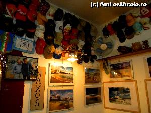 [P09] Taverna cu sepcile. In tabloul din stanga este patronul cu Gianni Morandi » foto by MCM
 - 
<span class="allrVoted glyphicon glyphicon-heart hidden" id="av536802"></span>
<a class="m-l-10 hidden" id="sv536802" onclick="voting_Foto_DelVot(,536802,23043)" role="button">șterge vot <span class="glyphicon glyphicon-remove"></span></a>
<a id="v9536802" class=" c-red"  onclick="voting_Foto_SetVot(536802)" role="button"><span class="glyphicon glyphicon-heart-empty"></span> <b>LIKE</b> = Votează poza</a> <img class="hidden"  id="f536802W9" src="/imagini/loader.gif" border="0" /><span class="AjErrMes hidden" id="e536802ErM"></span>