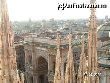 [P18] Printre 'turturii' de dantela de marmura asezati cu varfurile in sus, spre cer, se vede jos, o parte dikn intrarea in Galeriile Vittorio Emanuelle din Milano, iul. 2007 » foto by ileanaxperta*
 - 
<span class="allrVoted glyphicon glyphicon-heart hidden" id="av36116"></span>
<a class="m-l-10 hidden" id="sv36116" onclick="voting_Foto_DelVot(,36116,23051)" role="button">șterge vot <span class="glyphicon glyphicon-remove"></span></a>
<a id="v936116" class=" c-red"  onclick="voting_Foto_SetVot(36116)" role="button"><span class="glyphicon glyphicon-heart-empty"></span> <b>LIKE</b> = Votează poza</a> <img class="hidden"  id="f36116W9" src="/imagini/loader.gif" border="0" /><span class="AjErrMes hidden" id="e36116ErM"></span>