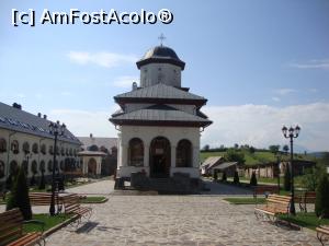 [P14] În partea centrală a curții interioare se află biserica mare a lăcașului de cult.  » foto by Floryn81
 - 
<span class="allrVoted glyphicon glyphicon-heart hidden" id="av799126"></span>
<a class="m-l-10 hidden" id="sv799126" onclick="voting_Foto_DelVot(,799126,23061)" role="button">șterge vot <span class="glyphicon glyphicon-remove"></span></a>
<a id="v9799126" class=" c-red"  onclick="voting_Foto_SetVot(799126)" role="button"><span class="glyphicon glyphicon-heart-empty"></span> <b>LIKE</b> = Votează poza</a> <img class="hidden"  id="f799126W9" src="/imagini/loader.gif" border="0" /><span class="AjErrMes hidden" id="e799126ErM"></span>
