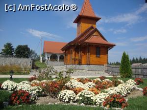 [P16] În partea dreaptă a curții se află o bisericuță mică de lemn. Acest lăcaș de cult are în prezent doar valoare simbolică. » foto by Floryn81
 - 
<span class="allrVoted glyphicon glyphicon-heart hidden" id="av799129"></span>
<a class="m-l-10 hidden" id="sv799129" onclick="voting_Foto_DelVot(,799129,23061)" role="button">șterge vot <span class="glyphicon glyphicon-remove"></span></a>
<a id="v9799129" class=" c-red"  onclick="voting_Foto_SetVot(799129)" role="button"><span class="glyphicon glyphicon-heart-empty"></span> <b>LIKE</b> = Votează poza</a> <img class="hidden"  id="f799129W9" src="/imagini/loader.gif" border="0" /><span class="AjErrMes hidden" id="e799129ErM"></span>