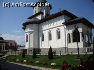 [P20] Biserica mare a mănăstirii ”Schimbarea la față” văzută din lateral; remarcăm pridvorul deschis și silueta impunătoare a bisericii.  » foto by Floryn81
 - 
<span class="allrVoted glyphicon glyphicon-heart hidden" id="av799134"></span>
<a class="m-l-10 hidden" id="sv799134" onclick="voting_Foto_DelVot(,799134,23061)" role="button">șterge vot <span class="glyphicon glyphicon-remove"></span></a>
<a id="v9799134" class=" c-red"  onclick="voting_Foto_SetVot(799134)" role="button"><span class="glyphicon glyphicon-heart-empty"></span> <b>LIKE</b> = Votează poza</a> <img class="hidden"  id="f799134W9" src="/imagini/loader.gif" border="0" /><span class="AjErrMes hidden" id="e799134ErM"></span>