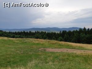 [P07] În fundal se află Munții Bodoc și valea Cașinului, bănui. Dincolo de dreapta fotografiei, drumul conduce la pasul de vale Cătrușa, prin care se intră în depresiunea Cașin. » foto by Qvadratvus
 - 
<span class="allrVoted glyphicon glyphicon-heart hidden" id="av1251176"></span>
<a class="m-l-10 hidden" id="sv1251176" onclick="voting_Foto_DelVot(,1251176,23063)" role="button">șterge vot <span class="glyphicon glyphicon-remove"></span></a>
<a id="v91251176" class=" c-red"  onclick="voting_Foto_SetVot(1251176)" role="button"><span class="glyphicon glyphicon-heart-empty"></span> <b>LIKE</b> = Votează poza</a> <img class="hidden"  id="f1251176W9" src="/imagini/loader.gif" border="0" /><span class="AjErrMes hidden" id="e1251176ErM"></span>