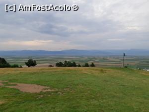[P08] Pe lângă capelă. Apropo, nu trebuie uitat că monumentul este încărcat cu o bogată simbolistică maghiară. În vremea comunismului, aici se puneau pe șest steaguri de-ale Ungariei pe vârfurile brazilor (pe care le dădeau jos "alții", ulterior), de unde și port-steagul din fundal... » foto by Qvadratvus
 - 
<span class="allrVoted glyphicon glyphicon-heart hidden" id="av1251177"></span>
<a class="m-l-10 hidden" id="sv1251177" onclick="voting_Foto_DelVot(,1251177,23063)" role="button">șterge vot <span class="glyphicon glyphicon-remove"></span></a>
<a id="v91251177" class=" c-red"  onclick="voting_Foto_SetVot(1251177)" role="button"><span class="glyphicon glyphicon-heart-empty"></span> <b>LIKE</b> = Votează poza</a> <img class="hidden"  id="f1251177W9" src="/imagini/loader.gif" border="0" /><span class="AjErrMes hidden" id="e1251177ErM"></span>