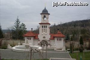 [P12] Clopotniţa de la intrarea în mănăstire, văzută din interior » foto by Ovidiu istorie
 - 
<span class="allrVoted glyphicon glyphicon-heart hidden" id="av420317"></span>
<a class="m-l-10 hidden" id="sv420317" onclick="voting_Foto_DelVot(,420317,23071)" role="button">șterge vot <span class="glyphicon glyphicon-remove"></span></a>
<a id="v9420317" class=" c-red"  onclick="voting_Foto_SetVot(420317)" role="button"><span class="glyphicon glyphicon-heart-empty"></span> <b>LIKE</b> = Votează poza</a> <img class="hidden"  id="f420317W9" src="/imagini/loader.gif" border="0" /><span class="AjErrMes hidden" id="e420317ErM"></span>