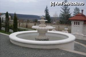 [P13] Bazinul din marmură din curtea mănăstirii » foto by Ovidiu istorie
 - 
<span class="allrVoted glyphicon glyphicon-heart hidden" id="av420318"></span>
<a class="m-l-10 hidden" id="sv420318" onclick="voting_Foto_DelVot(,420318,23071)" role="button">șterge vot <span class="glyphicon glyphicon-remove"></span></a>
<a id="v9420318" class=" c-red"  onclick="voting_Foto_SetVot(420318)" role="button"><span class="glyphicon glyphicon-heart-empty"></span> <b>LIKE</b> = Votează poza</a> <img class="hidden"  id="f420318W9" src="/imagini/loader.gif" border="0" /><span class="AjErrMes hidden" id="e420318ErM"></span>