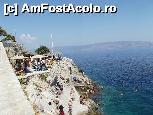 [P20] Loc de baie şi de luat masa în Hydra » foto by irinad
 - 
<span class="allrVoted glyphicon glyphicon-heart hidden" id="av711129"></span>
<a class="m-l-10 hidden" id="sv711129" onclick="voting_Foto_DelVot(,711129,23081)" role="button">șterge vot <span class="glyphicon glyphicon-remove"></span></a>
<a id="v9711129" class=" c-red"  onclick="voting_Foto_SetVot(711129)" role="button"><span class="glyphicon glyphicon-heart-empty"></span> <b>LIKE</b> = Votează poza</a> <img class="hidden"  id="f711129W9" src="/imagini/loader.gif" border="0" /><span class="AjErrMes hidden" id="e711129ErM"></span>