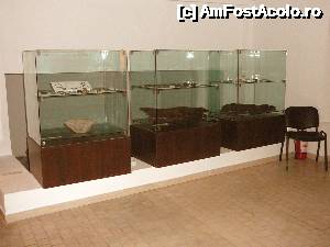 [P15] Cele trei vitrine unde sunt expuse obiecte de podoabă din perioada romano-bizantină (în a doua parte a 'Sălii mari')  » foto by Claudiu U.
 - 
<span class="allrVoted glyphicon glyphicon-heart hidden" id="av485649"></span>
<a class="m-l-10 hidden" id="sv485649" onclick="voting_Foto_DelVot(,485649,23087)" role="button">șterge vot <span class="glyphicon glyphicon-remove"></span></a>
<a id="v9485649" class=" c-red"  onclick="voting_Foto_SetVot(485649)" role="button"><span class="glyphicon glyphicon-heart-empty"></span> <b>LIKE</b> = Votează poza</a> <img class="hidden"  id="f485649W9" src="/imagini/loader.gif" border="0" /><span class="AjErrMes hidden" id="e485649ErM"></span>