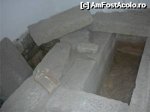 [P16] Cele două morminte în cistă de piatră, aflate în spatele celor trei vitrine » foto by Claudiu U.
 - 
<span class="allrVoted glyphicon glyphicon-heart hidden" id="av485650"></span>
<a class="m-l-10 hidden" id="sv485650" onclick="voting_Foto_DelVot(,485650,23087)" role="button">șterge vot <span class="glyphicon glyphicon-remove"></span></a>
<a id="v9485650" class=" c-red"  onclick="voting_Foto_SetVot(485650)" role="button"><span class="glyphicon glyphicon-heart-empty"></span> <b>LIKE</b> = Votează poza</a> <img class="hidden"  id="f485650W9" src="/imagini/loader.gif" border="0" /><span class="AjErrMes hidden" id="e485650ErM"></span>
