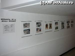 [P18] Galeria de imagini prezentă în holul ce face legătura între cele două săli.  » foto by Claudiu U.
 - 
<span class="allrVoted glyphicon glyphicon-heart hidden" id="av485652"></span>
<a class="m-l-10 hidden" id="sv485652" onclick="voting_Foto_DelVot(,485652,23087)" role="button">șterge vot <span class="glyphicon glyphicon-remove"></span></a>
<a id="v9485652" class=" c-red"  onclick="voting_Foto_SetVot(485652)" role="button"><span class="glyphicon glyphicon-heart-empty"></span> <b>LIKE</b> = Votează poza</a> <img class="hidden"  id="f485652W9" src="/imagini/loader.gif" border="0" /><span class="AjErrMes hidden" id="e485652ErM"></span>