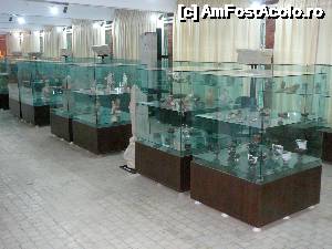 [P07] O parte din rândul de vitrine amplasate pe centrul sălii » foto by Claudiu U.
 - 
<span class="allrVoted glyphicon glyphicon-heart hidden" id="av485641"></span>
<a class="m-l-10 hidden" id="sv485641" onclick="voting_Foto_DelVot(,485641,23087)" role="button">șterge vot <span class="glyphicon glyphicon-remove"></span></a>
<a id="v9485641" class=" c-red"  onclick="voting_Foto_SetVot(485641)" role="button"><span class="glyphicon glyphicon-heart-empty"></span> <b>LIKE</b> = Votează poza</a> <img class="hidden"  id="f485641W9" src="/imagini/loader.gif" border="0" /><span class="AjErrMes hidden" id="e485641ErM"></span>