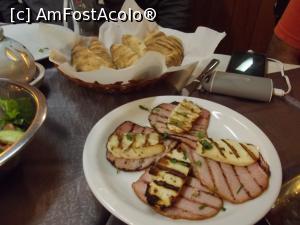 [P12] Georgia Meze House: halloumi la grătar pe pat de carne de porc » foto by irinad
 - 
<span class="allrVoted glyphicon glyphicon-heart hidden" id="av996878"></span>
<a class="m-l-10 hidden" id="sv996878" onclick="voting_Foto_DelVot(,996878,23096)" role="button">șterge vot <span class="glyphicon glyphicon-remove"></span></a>
<a id="v9996878" class=" c-red"  onclick="voting_Foto_SetVot(996878)" role="button"><span class="glyphicon glyphicon-heart-empty"></span> <b>LIKE</b> = Votează poza</a> <img class="hidden"  id="f996878W9" src="/imagini/loader.gif" border="0" /><span class="AjErrMes hidden" id="e996878ErM"></span>