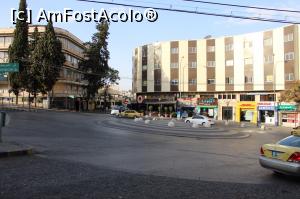 [P35] Amman, Strada Rainbow, primul cerc (marea Intersecție), de aici pleacă renumita stradă spre est, coboară puțin.... » foto by mprofeanu
 - 
<span class="allrVoted glyphicon glyphicon-heart hidden" id="av925133"></span>
<a class="m-l-10 hidden" id="sv925133" onclick="voting_Foto_DelVot(,925133,23113)" role="button">șterge vot <span class="glyphicon glyphicon-remove"></span></a>
<a id="v9925133" class=" c-red"  onclick="voting_Foto_SetVot(925133)" role="button"><span class="glyphicon glyphicon-heart-empty"></span> <b>LIKE</b> = Votează poza</a> <img class="hidden"  id="f925133W9" src="/imagini/loader.gif" border="0" /><span class="AjErrMes hidden" id="e925133ErM"></span>