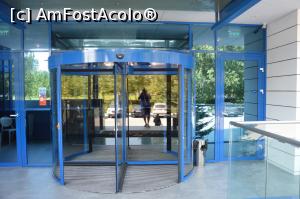 [P10] Intrarea principală de la Hotel Ramada din Constanţa-Mamaia văzută din lobby.  » foto by traian.leuca †
 - 
<span class="allrVoted glyphicon glyphicon-heart hidden" id="av1013095"></span>
<a class="m-l-10 hidden" id="sv1013095" onclick="voting_Foto_DelVot(,1013095,23115)" role="button">șterge vot <span class="glyphicon glyphicon-remove"></span></a>
<a id="v91013095" class=" c-red"  onclick="voting_Foto_SetVot(1013095)" role="button"><span class="glyphicon glyphicon-heart-empty"></span> <b>LIKE</b> = Votează poza</a> <img class="hidden"  id="f1013095W9" src="/imagini/loader.gif" border="0" /><span class="AjErrMes hidden" id="e1013095ErM"></span>