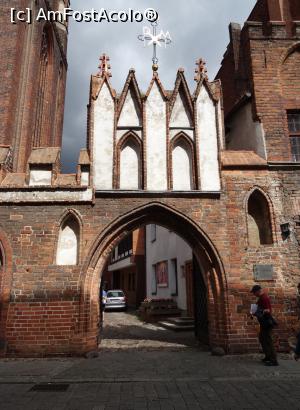 [P21] Torun: intrarea în Biserica romano-catolică Adormirea Maicii Domnului (Kościół Rzymskokatolicki Pw. Wniebowzięcia Najświętszej Marii Panny), înghesuită între alte clădiri civile » foto by mariana.olaru
 - 
<span class="allrVoted glyphicon glyphicon-heart hidden" id="av925548"></span>
<a class="m-l-10 hidden" id="sv925548" onclick="voting_Foto_DelVot(,925548,23133)" role="button">șterge vot <span class="glyphicon glyphicon-remove"></span></a>
<a id="v9925548" class=" c-red"  onclick="voting_Foto_SetVot(925548)" role="button"><span class="glyphicon glyphicon-heart-empty"></span> <b>LIKE</b> = Votează poza</a> <img class="hidden"  id="f925548W9" src="/imagini/loader.gif" border="0" /><span class="AjErrMes hidden" id="e925548ErM"></span>