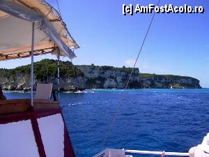 [P16] Pornim spre Paxos; se vede coasta sud-estică în care sunt câteva mici scobituri, botezate ad-hoc „micile grote” » foto by Dragoș_MD
 - 
<span class="allrVoted glyphicon glyphicon-heart hidden" id="av423932"></span>
<a class="m-l-10 hidden" id="sv423932" onclick="voting_Foto_DelVot(,423932,23149)" role="button">șterge vot <span class="glyphicon glyphicon-remove"></span></a>
<a id="v9423932" class=" c-red"  onclick="voting_Foto_SetVot(423932)" role="button"><span class="glyphicon glyphicon-heart-empty"></span> <b>LIKE</b> = Votează poza</a> <img class="hidden"  id="f423932W9" src="/imagini/loader.gif" border="0" /><span class="AjErrMes hidden" id="e423932ErM"></span>