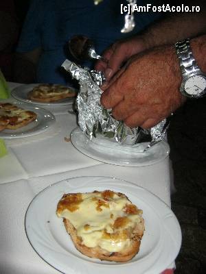 [P06] Începe festinul. Nikos vă pregăteşte antreurile. Peste tartinele cu brânză urmează a fi puse şi alte ingrediente scoase din cuptor. Totul se mănâncă untr-un acompaniament culinar de sos de ciuperci cu fructe de mare.  » foto by cher-cher
 - 
<span class="allrVoted glyphicon glyphicon-heart hidden" id="av415054"></span>
<a class="m-l-10 hidden" id="sv415054" onclick="voting_Foto_DelVot(,415054,23180)" role="button">șterge vot <span class="glyphicon glyphicon-remove"></span></a>
<a id="v9415054" class=" c-red"  onclick="voting_Foto_SetVot(415054)" role="button"><span class="glyphicon glyphicon-heart-empty"></span> <b>LIKE</b> = Votează poza</a> <img class="hidden"  id="f415054W9" src="/imagini/loader.gif" border="0" /><span class="AjErrMes hidden" id="e415054ErM"></span>