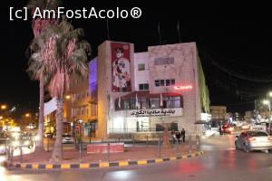 [P01] Madaba, De pe Primărie ne salută regele Abdullah al II-lea, se merge spre stânga spre restaurant...  » foto by mprofeanu
 - 
<span class="allrVoted glyphicon glyphicon-heart hidden" id="av931387"></span>
<a class="m-l-10 hidden" id="sv931387" onclick="voting_Foto_DelVot(,931387,23244)" role="button">șterge vot <span class="glyphicon glyphicon-remove"></span></a>
<a id="v9931387" class=" c-red"  onclick="voting_Foto_SetVot(931387)" role="button"><span class="glyphicon glyphicon-heart-empty"></span> <b>LIKE</b> = Votează poza</a> <img class="hidden"  id="f931387W9" src="/imagini/loader.gif" border="0" /><span class="AjErrMes hidden" id="e931387ErM"></span>