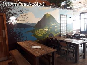 [P18] Barul-restaurant de la parterul cladirii. Aici am mancat si noi intr-o seara niste bruschete foarte bune.  » foto by Aurici
 - 
<span class="allrVoted glyphicon glyphicon-heart hidden" id="av932742"></span>
<a class="m-l-10 hidden" id="sv932742" onclick="voting_Foto_DelVot(,932742,23253)" role="button">șterge vot <span class="glyphicon glyphicon-remove"></span></a>
<a id="v9932742" class=" c-red"  onclick="voting_Foto_SetVot(932742)" role="button"><span class="glyphicon glyphicon-heart-empty"></span> <b>LIKE</b> = Votează poza</a> <img class="hidden"  id="f932742W9" src="/imagini/loader.gif" border="0" /><span class="AjErrMes hidden" id="e932742ErM"></span>