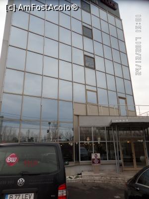 [P02] Intrarea hotelului și unul dintre microbuzele care asigură transfer către și de la aeroport » foto by Alina53
 - 
<span class="allrVoted glyphicon glyphicon-heart hidden" id="av936992"></span>
<a class="m-l-10 hidden" id="sv936992" onclick="voting_Foto_DelVot(,936992,23318)" role="button">șterge vot <span class="glyphicon glyphicon-remove"></span></a>
<a id="v9936992" class=" c-red"  onclick="voting_Foto_SetVot(936992)" role="button"><span class="glyphicon glyphicon-heart-empty"></span> <b>LIKE</b> = Votează poza</a> <img class="hidden"  id="f936992W9" src="/imagini/loader.gif" border="0" /><span class="AjErrMes hidden" id="e936992ErM"></span>