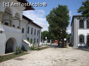 [P39] Ne îndreptăm către ieșirea din incinta Complexului Brâncovenesc de la Râmnicu Sărat. Vizitați acest obiectiv, dar și muzeul din localitate! Veți putea admira lucruri interesante! » foto by Floryn81
 - 
<span class="allrVoted glyphicon glyphicon-heart hidden" id="av742807"></span>
<a class="m-l-10 hidden" id="sv742807" onclick="voting_Foto_DelVot(,742807,23320)" role="button">șterge vot <span class="glyphicon glyphicon-remove"></span></a>
<a id="v9742807" class=" c-red"  onclick="voting_Foto_SetVot(742807)" role="button"><span class="glyphicon glyphicon-heart-empty"></span> <b>LIKE</b> = Votează poza</a> <img class="hidden"  id="f742807W9" src="/imagini/loader.gif" border="0" /><span class="AjErrMes hidden" id="e742807ErM"></span>
