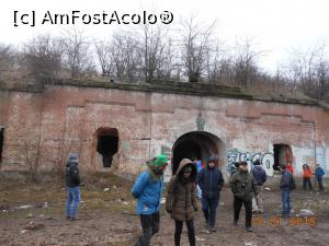 [P05] Fortul 10 Leurdeni - În fața intrării, un grup de vizitatori.  » foto by iulianic
 - 
<span class="allrVoted glyphicon glyphicon-heart hidden" id="av938065"></span>
<a class="m-l-10 hidden" id="sv938065" onclick="voting_Foto_DelVot(,938065,23340)" role="button">șterge vot <span class="glyphicon glyphicon-remove"></span></a>
<a id="v9938065" class=" c-red"  onclick="voting_Foto_SetVot(938065)" role="button"><span class="glyphicon glyphicon-heart-empty"></span> <b>LIKE</b> = Votează poza</a> <img class="hidden"  id="f938065W9" src="/imagini/loader.gif" border="0" /><span class="AjErrMes hidden" id="e938065ErM"></span>