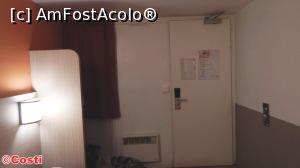 [P10] Vedere spre intrarea camerei. În stânga, în spatele panoului se află „șifonierul”: o bară cu mai multe umerașe.  » foto by Costi
 - 
<span class="allrVoted glyphicon glyphicon-heart hidden" id="av941412"></span>
<a class="m-l-10 hidden" id="sv941412" onclick="voting_Foto_DelVot(,941412,23385)" role="button">șterge vot <span class="glyphicon glyphicon-remove"></span></a>
<a id="v9941412" class=" c-red"  onclick="voting_Foto_SetVot(941412)" role="button"><span class="glyphicon glyphicon-heart-empty"></span> <b>LIKE</b> = Votează poza</a> <img class="hidden"  id="f941412W9" src="/imagini/loader.gif" border="0" /><span class="AjErrMes hidden" id="e941412ErM"></span>