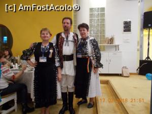 [P01] Extracrisina, Vasile S, doi din ardelenii cu suflet mare și eu... rătăcită și emoționată în costumul popular dedicat Mariei.  » foto by elviramvio
 - 
<span class="allrVoted glyphicon glyphicon-heart hidden" id="av950811"></span>
<a class="m-l-10 hidden" id="sv950811" onclick="voting_Foto_DelVot(,950811,23389)" role="button">șterge vot <span class="glyphicon glyphicon-remove"></span></a>
<a id="v9950811" class=" c-red"  onclick="voting_Foto_SetVot(950811)" role="button"><span class="glyphicon glyphicon-heart-empty"></span> <b>LIKE</b> = Votează poza</a> <img class="hidden"  id="f950811W9" src="/imagini/loader.gif" border="0" /><span class="AjErrMes hidden" id="e950811ErM"></span>