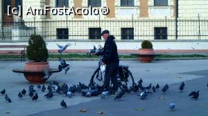 [P11] Sremski Karlovci - omul cu porumbei, în Piața Branko Radičević » foto by Dragoș_MD
 - 
<span class="allrVoted glyphicon glyphicon-heart hidden" id="av1136102"></span>
<a class="m-l-10 hidden" id="sv1136102" onclick="voting_Foto_DelVot(,1136102,23437)" role="button">șterge vot <span class="glyphicon glyphicon-remove"></span></a>
<a id="v91136102" class=" c-red"  onclick="voting_Foto_SetVot(1136102)" role="button"><span class="glyphicon glyphicon-heart-empty"></span> <b>LIKE</b> = Votează poza</a> <img class="hidden"  id="f1136102W9" src="/imagini/loader.gif" border="0" /><span class="AjErrMes hidden" id="e1136102ErM"></span>