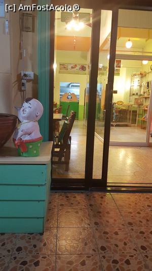 [P04] Khun Lee Restaurant - vedere catre poarta de servire de la bucatarie cu delfini roz » foto by r-Uca
 - 
<span class="allrVoted glyphicon glyphicon-heart hidden" id="av944574"></span>
<a class="m-l-10 hidden" id="sv944574" onclick="voting_Foto_DelVot(,944574,23447)" role="button">șterge vot <span class="glyphicon glyphicon-remove"></span></a>
<a id="v9944574" class=" c-red"  onclick="voting_Foto_SetVot(944574)" role="button"><span class="glyphicon glyphicon-heart-empty"></span> <b>LIKE</b> = Votează poza</a> <img class="hidden"  id="f944574W9" src="/imagini/loader.gif" border="0" /><span class="AjErrMes hidden" id="e944574ErM"></span>