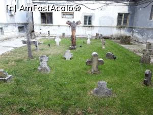 [P03] cimitirul fictiv din curtea inchisorii » foto by alex1987sb
 - 
<span class="allrVoted glyphicon glyphicon-heart hidden" id="av1203826"></span>
<a class="m-l-10 hidden" id="sv1203826" onclick="voting_Foto_DelVot(,1203826,23475)" role="button">șterge vot <span class="glyphicon glyphicon-remove"></span></a>
<a id="v91203826" class=" c-red"  onclick="voting_Foto_SetVot(1203826)" role="button"><span class="glyphicon glyphicon-heart-empty"></span> <b>LIKE</b> = Votează poza</a> <img class="hidden"  id="f1203826W9" src="/imagini/loader.gif" border="0" /><span class="AjErrMes hidden" id="e1203826ErM"></span>