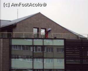 [P18] Theodora Golf Club: un alpinist utilitar spală geamurile din clădirea principală.  » foto by Carmen Ion
 - 
<span class="allrVoted glyphicon glyphicon-heart hidden" id="av957162"></span>
<a class="m-l-10 hidden" id="sv957162" onclick="voting_Foto_DelVot(,957162,23551)" role="button">șterge vot <span class="glyphicon glyphicon-remove"></span></a>
<a id="v9957162" class=" c-red"  onclick="voting_Foto_SetVot(957162)" role="button"><span class="glyphicon glyphicon-heart-empty"></span> <b>LIKE</b> = Votează poza</a> <img class="hidden"  id="f957162W9" src="/imagini/loader.gif" border="0" /><span class="AjErrMes hidden" id="e957162ErM"></span>
