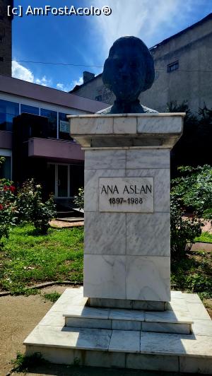 [P27] Bustul Anei Aslan - Mihai Eminescu intersectie cu str. Ana Aslan » foto by k-lator
 - 
<span class="allrVoted glyphicon glyphicon-heart hidden" id="av1381183"></span>
<a class="m-l-10 hidden" id="sv1381183" onclick="voting_Foto_DelVot(,1381183,23584)" role="button">șterge vot <span class="glyphicon glyphicon-remove"></span></a>
<a id="v91381183" class=" c-red"  onclick="voting_Foto_SetVot(1381183)" role="button"><span class="glyphicon glyphicon-heart-empty"></span> <b>LIKE</b> = Votează poza</a> <img class="hidden"  id="f1381183W9" src="/imagini/loader.gif" border="0" /><span class="AjErrMes hidden" id="e1381183ErM"></span>