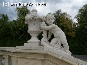 [P35] Complexul muzeal Wilanow: Grădina barocă (statuie cu copil pe balustrada scării spre terasa de sus)  » foto by mariana.olaru
 - 
<span class="allrVoted glyphicon glyphicon-heart hidden" id="av954380"></span>
<a class="m-l-10 hidden" id="sv954380" onclick="voting_Foto_DelVot(,954380,23586)" role="button">șterge vot <span class="glyphicon glyphicon-remove"></span></a>
<a id="v9954380" class=" c-red"  onclick="voting_Foto_SetVot(954380)" role="button"><span class="glyphicon glyphicon-heart-empty"></span> <b>LIKE</b> = Votează poza</a> <img class="hidden"  id="f954380W9" src="/imagini/loader.gif" border="0" /><span class="AjErrMes hidden" id="e954380ErM"></span>