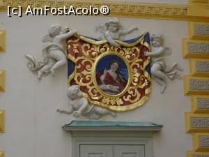 [P44] Complexul muzeal Wilanow: decorațiuni pe fațada de răsărit a palatului (portretul mural al Marysieńkăi)  » foto by mariana.olaru
 - 
<span class="allrVoted glyphicon glyphicon-heart hidden" id="av954396"></span>
<a class="m-l-10 hidden" id="sv954396" onclick="voting_Foto_DelVot(,954396,23586)" role="button">șterge vot <span class="glyphicon glyphicon-remove"></span></a>
<a id="v9954396" class=" c-red"  onclick="voting_Foto_SetVot(954396)" role="button"><span class="glyphicon glyphicon-heart-empty"></span> <b>LIKE</b> = Votează poza</a> <img class="hidden"  id="f954396W9" src="/imagini/loader.gif" border="0" /><span class="AjErrMes hidden" id="e954396ErM"></span>
