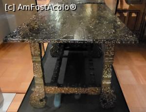[P10] In una dintre incaperi este expus un obiect unic, <strong>Masa Nanban, </strong>realizata in secolul al XVII-lea, in Japonia, decorata cu lac, sidef, aur si argint. Pentru a fi conservata cat mai bine, e asezata intr-o vitrina, cu iluminare redusa si temperatura stabila. » foto by geani anto
 - 
<span class="allrVoted glyphicon glyphicon-heart hidden" id="av1343596"></span>
<a class="m-l-10 hidden" id="sv1343596" onclick="voting_Foto_DelVot(,1343596,23586)" role="button">șterge vot <span class="glyphicon glyphicon-remove"></span></a>
<a id="v91343596" class=" c-red"  onclick="voting_Foto_SetVot(1343596)" role="button"><span class="glyphicon glyphicon-heart-empty"></span> <b>LIKE</b> = Votează poza</a> <img class="hidden"  id="f1343596W9" src="/imagini/loader.gif" border="0" /><span class="AjErrMes hidden" id="e1343596ErM"></span>