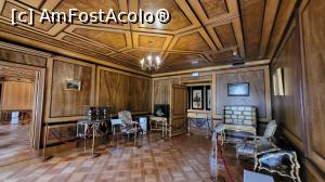 [P18] <strong>Salile de vanatoare</strong>, cu peretii acoperiti cu ,,lemn fals”, o tehnica de finisare a lemnului ce utilizeaza vopsea pentru a imita aspectul si textura diferitelor specii de arbori. Pentru a pastra aerul oriental, in prima camera, mobilierul european, cele două comode si biroul, sunt acoperite cu lac adus din Asia. In schimb, cele doua dulapuri asezate pe mesele console sunt europene, imitand arta Orientului Indepartat. » foto by geani anto
 - 
<span class="allrVoted glyphicon glyphicon-heart hidden" id="av1343604"></span>
<a class="m-l-10 hidden" id="sv1343604" onclick="voting_Foto_DelVot(,1343604,23586)" role="button">șterge vot <span class="glyphicon glyphicon-remove"></span></a>
<a id="v91343604" class=" c-red"  onclick="voting_Foto_SetVot(1343604)" role="button"><span class="glyphicon glyphicon-heart-empty"></span> <b>LIKE</b> = Votează poza</a> <img class="hidden"  id="f1343604W9" src="/imagini/loader.gif" border="0" /><span class="AjErrMes hidden" id="e1343604ErM"></span>