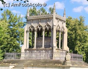 [P03] <strong>Mausoleul Potocki</strong> adaposteste ramasitele a doi fosti proprietari ai palatului, Stanisław Potocki si sotia sa Aleksandra (nascuta Lubomirska). E inconjurat de un grilaj metalic, pe un postament in trepte, strajuit de patru lei si scuturi cu stemele heraldice ale celor doua familii. Acestia pazesc baldachinul in stil neo-gotic ce adaposteste mormantul comun, deasupra caruia sunt statuile celor doi. » foto by geani anto
 - 
<span class="allrVoted glyphicon glyphicon-heart hidden" id="av1343589"></span>
<a class="m-l-10 hidden" id="sv1343589" onclick="voting_Foto_DelVot(,1343589,23586)" role="button">șterge vot <span class="glyphicon glyphicon-remove"></span></a>
<a id="v91343589" class=" c-red"  onclick="voting_Foto_SetVot(1343589)" role="button"><span class="glyphicon glyphicon-heart-empty"></span> <b>LIKE</b> = Votează poza</a> <img class="hidden"  id="f1343589W9" src="/imagini/loader.gif" border="0" /><span class="AjErrMes hidden" id="e1343589ErM"></span>