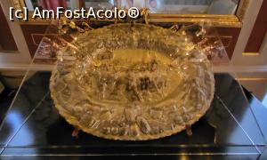 [P40] O copie a unei comode purtand o tava din argint aurit daruita regelui de catre cetatenii Cracoviei dupa celebra sa victorie in batalia de la Viena. » foto by geani anto
 - 
<span class="allrVoted glyphicon glyphicon-heart hidden" id="av1343626"></span>
<a class="m-l-10 hidden" id="sv1343626" onclick="voting_Foto_DelVot(,1343626,23586)" role="button">șterge vot <span class="glyphicon glyphicon-remove"></span></a>
<a id="v91343626" class=" c-red"  onclick="voting_Foto_SetVot(1343626)" role="button"><span class="glyphicon glyphicon-heart-empty"></span> <b>LIKE</b> = Votează poza</a> <img class="hidden"  id="f1343626W9" src="/imagini/loader.gif" border="0" /><span class="AjErrMes hidden" id="e1343626ErM"></span>