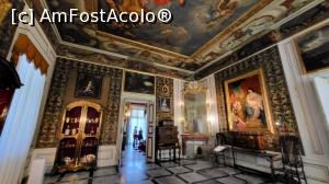 [P46] <strong>Apartamentul reginei Marie Casimire</strong> este simetric cu cel al regelui, constand din Antecamera, Dormitor, Cabinet Al Fresco si Cabinet cu oglinzi. <strong>Antecamera</strong> a servit drept vestibul, decorul fiind la concurenta cu cel din antecamera regelui. Plafonul este pictat cu scene din alegoria toamnei, iar in chenar stucat, picturi ce prezinta activitati specifice acestui anotimp, continuand seria anotimpurilor, inceputa in camerele regelui. » foto by geani anto
 - 
<span class="allrVoted glyphicon glyphicon-heart hidden" id="av1343632"></span>
<a class="m-l-10 hidden" id="sv1343632" onclick="voting_Foto_DelVot(,1343632,23586)" role="button">șterge vot <span class="glyphicon glyphicon-remove"></span></a>
<a id="v91343632" class=" c-red"  onclick="voting_Foto_SetVot(1343632)" role="button"><span class="glyphicon glyphicon-heart-empty"></span> <b>LIKE</b> = Votează poza</a> <img class="hidden"  id="f1343632W9" src="/imagini/loader.gif" border="0" /><span class="AjErrMes hidden" id="e1343632ErM"></span>
