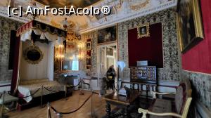 [P48] <strong>Dormitorul reginei</strong>, una dintre cele mai impresionante camere baroc,  are un pat mult mai mare decat cel al regelui, cu draperii de matase alba si catifea rosie, toaleta originala a reginei, un ceas de perete cu oglinzi, o oglinda Régence de colt si o masa Régence, pe care este asezata cutia originala din argint aurit de bijuterii a reginei. Plafonul este pictat cu alegoria primaverii si picturi infatisand activitati specifice primaverii. » foto by geani anto
 - 
<span class="allrVoted glyphicon glyphicon-heart hidden" id="av1343634"></span>
<a class="m-l-10 hidden" id="sv1343634" onclick="voting_Foto_DelVot(,1343634,23586)" role="button">șterge vot <span class="glyphicon glyphicon-remove"></span></a>
<a id="v91343634" class=" c-red"  onclick="voting_Foto_SetVot(1343634)" role="button"><span class="glyphicon glyphicon-heart-empty"></span> <b>LIKE</b> = Votează poza</a> <img class="hidden"  id="f1343634W9" src="/imagini/loader.gif" border="0" /><span class="AjErrMes hidden" id="e1343634ErM"></span>