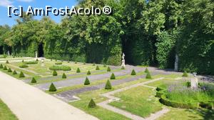 [P11] Terasa inferioara, cu tisa taiata in forma de conuri, chenare cu flori si un bazin decorativ cu fantana arteziana, intregesc peisajul baroc. Aceasta este cea mai veche parte a parcului Wilanow, creata nu doar pentru efectul estetic deosebit, ci si ca urmare a curentului arhitectonic folosit in acea perioada la constructia palatelor occidentale, in special cele franceze,”entre cour et jardin”, preluat si la palatul Wilanow. » foto by geani anto
 - 
<span class="allrVoted glyphicon glyphicon-heart hidden" id="av1344878"></span>
<a class="m-l-10 hidden" id="sv1344878" onclick="voting_Foto_DelVot(,1344878,23586)" role="button">șterge vot <span class="glyphicon glyphicon-remove"></span></a>
<a id="v91344878" class=" c-red"  onclick="voting_Foto_SetVot(1344878)" role="button"><span class="glyphicon glyphicon-heart-empty"></span> <b>LIKE</b> = Votează poza</a> <img class="hidden"  id="f1344878W9" src="/imagini/loader.gif" border="0" /><span class="AjErrMes hidden" id="e1344878ErM"></span>