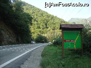[P02] Am coborât din mașina noastră pe care am parcat-o în apropierea Motelului Lotrișor și am pornit pe jos către cascadă. În imagine se vede indicatorul de pe DN 7 care indică intrarea pe drumul forestier spre obiectivul nostru. Ne aflăm pe direcția de mers Căciulata - Sibiu.  » foto by Floryn81
 - 
<span class="allrVoted glyphicon glyphicon-heart hidden" id="av679884"></span>
<a class="m-l-10 hidden" id="sv679884" onclick="voting_Foto_DelVot(,679884,23593)" role="button">șterge vot <span class="glyphicon glyphicon-remove"></span></a>
<a id="v9679884" class=" c-red"  onclick="voting_Foto_SetVot(679884)" role="button"><span class="glyphicon glyphicon-heart-empty"></span> <b>LIKE</b> = Votează poza</a> <img class="hidden"  id="f679884W9" src="/imagini/loader.gif" border="0" /><span class="AjErrMes hidden" id="e679884ErM"></span>