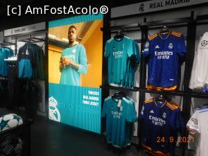 [P24] Stadionul Santiago Bernabéu, prin magazinul oficial » foto by irinad
 - 
<span class="allrVoted glyphicon glyphicon-heart hidden" id="av1281575"></span>
<a class="m-l-10 hidden" id="sv1281575" onclick="voting_Foto_DelVot(,1281575,23608)" role="button">șterge vot <span class="glyphicon glyphicon-remove"></span></a>
<a id="v91281575" class=" c-red"  onclick="voting_Foto_SetVot(1281575)" role="button"><span class="glyphicon glyphicon-heart-empty"></span> <b>LIKE</b> = Votează poza</a> <img class="hidden"  id="f1281575W9" src="/imagini/loader.gif" border="0" /><span class="AjErrMes hidden" id="e1281575ErM"></span>