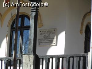 [P14] Bușteni - Muzeul Memorial 'Cezar Petrescu'. Pe colțul casei, placa de marmură pe care sunt trecuți donatorii.  » foto by iulianic
 - 
<span class="allrVoted glyphicon glyphicon-heart hidden" id="av1033111"></span>
<a class="m-l-10 hidden" id="sv1033111" onclick="voting_Foto_DelVot(,1033111,23647)" role="button">șterge vot <span class="glyphicon glyphicon-remove"></span></a>
<a id="v91033111" class=" c-red"  onclick="voting_Foto_SetVot(1033111)" role="button"><span class="glyphicon glyphicon-heart-empty"></span> <b>LIKE</b> = Votează poza</a> <img class="hidden"  id="f1033111W9" src="/imagini/loader.gif" border="0" /><span class="AjErrMes hidden" id="e1033111ErM"></span>