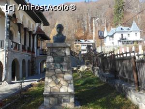 [P02] Bușteni - Muzeul Memorial 'Cezar Petrescu'. Bustul scriitorului în curtea casei.  » foto by iulianic
 - 
<span class="allrVoted glyphicon glyphicon-heart hidden" id="av1033099"></span>
<a class="m-l-10 hidden" id="sv1033099" onclick="voting_Foto_DelVot(,1033099,23647)" role="button">șterge vot <span class="glyphicon glyphicon-remove"></span></a>
<a id="v91033099" class=" c-red"  onclick="voting_Foto_SetVot(1033099)" role="button"><span class="glyphicon glyphicon-heart-empty"></span> <b>LIKE</b> = Votează poza</a> <img class="hidden"  id="f1033099W9" src="/imagini/loader.gif" border="0" /><span class="AjErrMes hidden" id="e1033099ErM"></span>