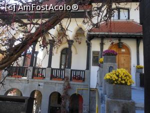[P08] Bușteni - Muzeul Memorial 'Cezar Petrescu'. Flori de toamnă de o parte si de alta a scării.  » foto by iulianic
 - 
<span class="allrVoted glyphicon glyphicon-heart hidden" id="av1033105"></span>
<a class="m-l-10 hidden" id="sv1033105" onclick="voting_Foto_DelVot(,1033105,23647)" role="button">șterge vot <span class="glyphicon glyphicon-remove"></span></a>
<a id="v91033105" class=" c-red"  onclick="voting_Foto_SetVot(1033105)" role="button"><span class="glyphicon glyphicon-heart-empty"></span> <b>LIKE</b> = Votează poza</a> <img class="hidden"  id="f1033105W9" src="/imagini/loader.gif" border="0" /><span class="AjErrMes hidden" id="e1033105ErM"></span>