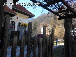 [P09] Bușteni - Muzeul Memorial 'Cezar Petrescu'. Din poartă, vedere spre curtea muzeului.  » foto by iulianic
 - 
<span class="allrVoted glyphicon glyphicon-heart hidden" id="av1033106"></span>
<a class="m-l-10 hidden" id="sv1033106" onclick="voting_Foto_DelVot(,1033106,23647)" role="button">șterge vot <span class="glyphicon glyphicon-remove"></span></a>
<a id="v91033106" class=" c-red"  onclick="voting_Foto_SetVot(1033106)" role="button"><span class="glyphicon glyphicon-heart-empty"></span> <b>LIKE</b> = Votează poza</a> <img class="hidden"  id="f1033106W9" src="/imagini/loader.gif" border="0" /><span class="AjErrMes hidden" id="e1033106ErM"></span>