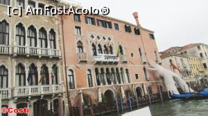 [P17] Pe una din clădirile de pe Canal Grande, se sprijină „Le Mani”, operă a sculptorului italian Lorenzo Quinn, fiul celebrului actor Anthony Quinn.  » foto by Costi
 - 
<span class="allrVoted glyphicon glyphicon-heart hidden" id="av960965"></span>
<a class="m-l-10 hidden" id="sv960965" onclick="voting_Foto_DelVot(,960965,23664)" role="button">șterge vot <span class="glyphicon glyphicon-remove"></span></a>
<a id="v9960965" class=" c-red"  onclick="voting_Foto_SetVot(960965)" role="button"><span class="glyphicon glyphicon-heart-empty"></span> <b>LIKE</b> = Votează poza</a> <img class="hidden"  id="f960965W9" src="/imagini/loader.gif" border="0" /><span class="AjErrMes hidden" id="e960965ErM"></span>